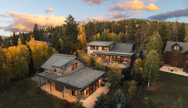 Briar Rose Luxury Retreat - 5-min walk to Main St. Hot Tub, Firepit, Pool Table, Views!