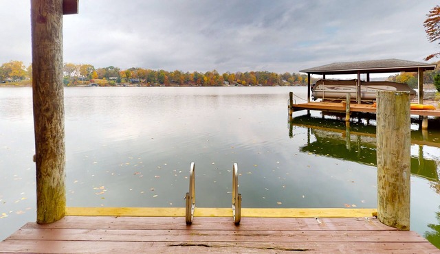 Briarcliff - 3000 sq ft waterfront home w/private dock, 2 kitchens & pool table