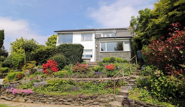 BRIARS LEA, pet friendly, with hot tub in Bowness-On-Windermere