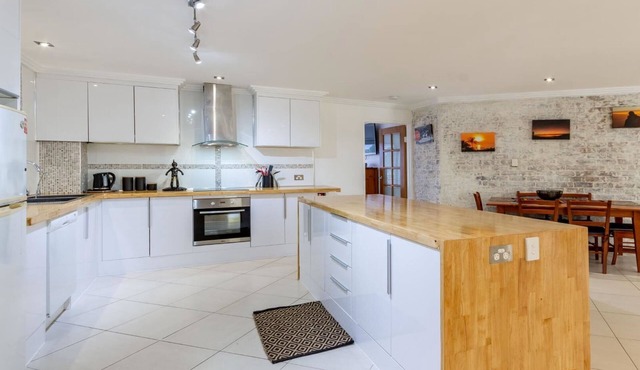 Bribie Escape, Top Floor Unit with Waterviews