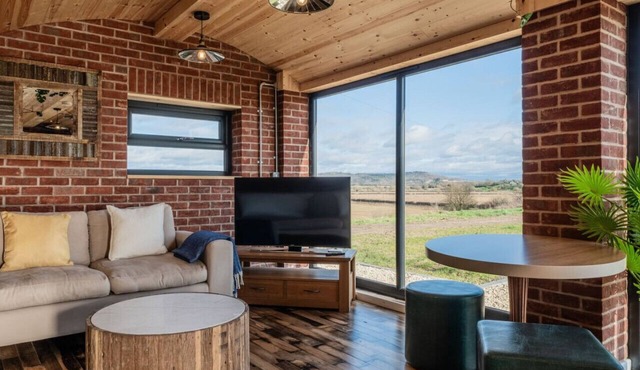 Brick Barn - Luxury Barn Conversion by River Avon