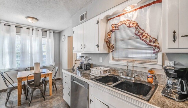 Brick Bungalow - Mins from Parks