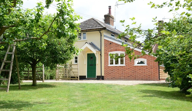 BRICK COTTAGE, KETTLEBASTON, pet friendly in Bildeston