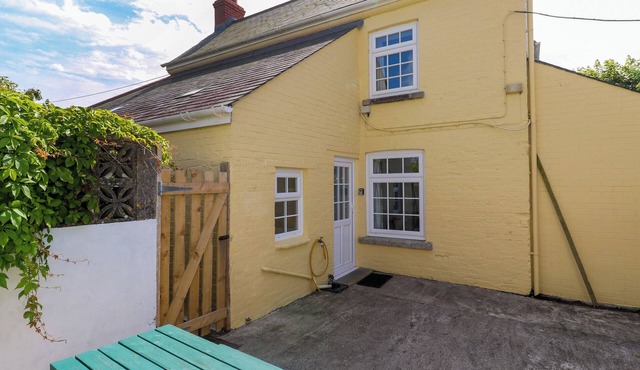 BRICK COTTAGE, pet friendly, character holiday cottage in The Lizard