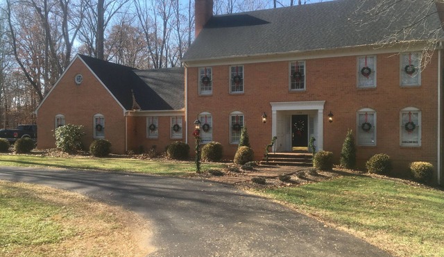 Brick Ground Floor Suite, 12 min to Liberty Univ.