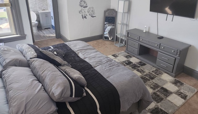 Brick Row House Modern &Cozy 7 min from Downtown