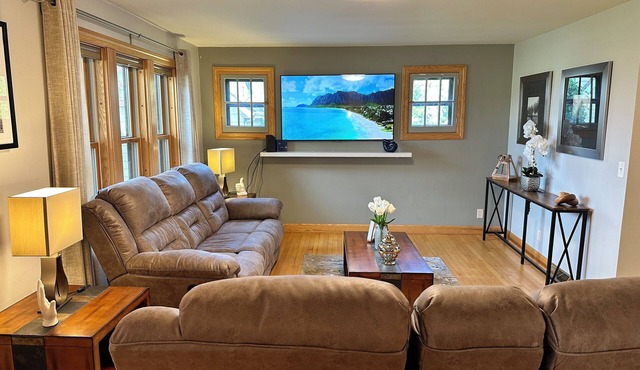 Brick Vacation House On Waldo Blvd w/Heated Garage, BBQ, Fire Pit