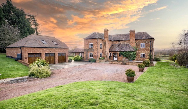 BRICKBARNS FARM HOUSE, pet friendly, with hot tub in Peopleton