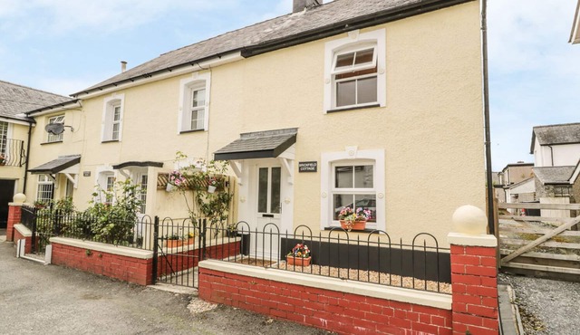 BRICKFIELD COTTAGE, family friendly, with a garden in Machynlleth