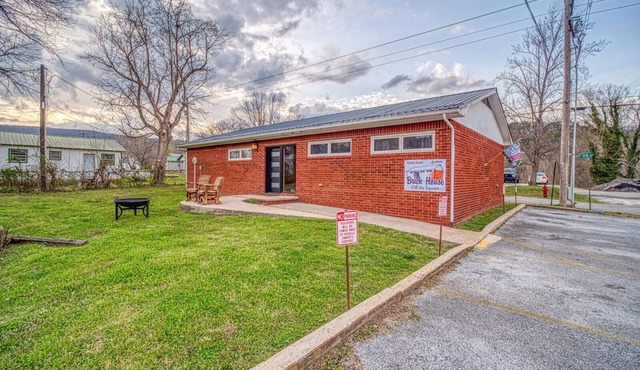 BrickHouse off the Square - Cozy 3 bedroom house