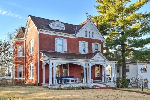 Bricks & Chance Luxury 5 BR home, NEAR Benedictine