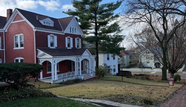 Bricks & Chance Luxury 5 BR home, NEAR Benedictine