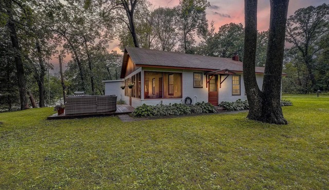 Bricks on the Bank-Intimate cabin retreat with river access. 5-stars on Airbnb!