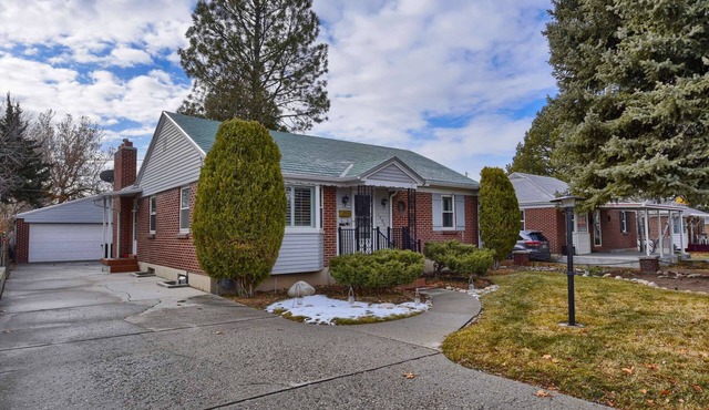 Brickyard Bungalow: prime location near dining, shopping, and skiing in a peaceful neighborhood!