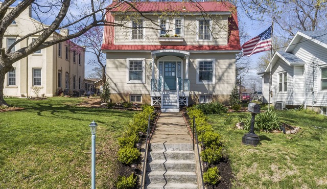 “Brickyard”-Recently Remodeled Dutch Colonial Revival in Downtown Cape Girardeau