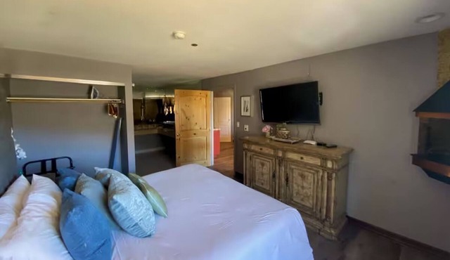 Bridal Suite | All-Season Mountain Retreat with Free Parking & Entertainment