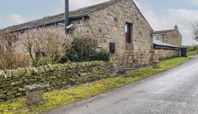 BRIDE CROSS GRANARY, romantic, character holiday cottage in Otley