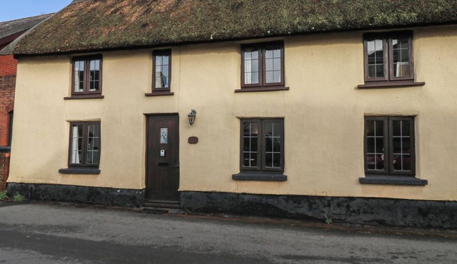 BRIDGE COTTAGE, pet friendly, with a garden in Budleigh Salterton