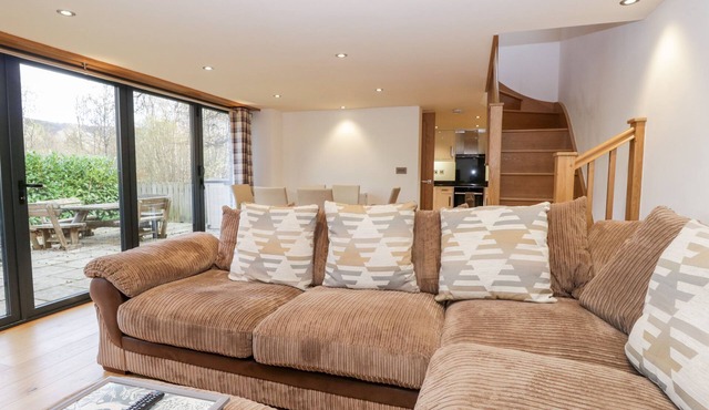 BRIDGE COTTAGE, family friendly, with a garden in Newby Bridge