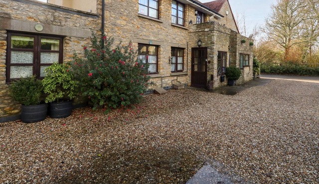 BRIDGE COTTAGE, pet friendly, with a garden in Burton Bradstock