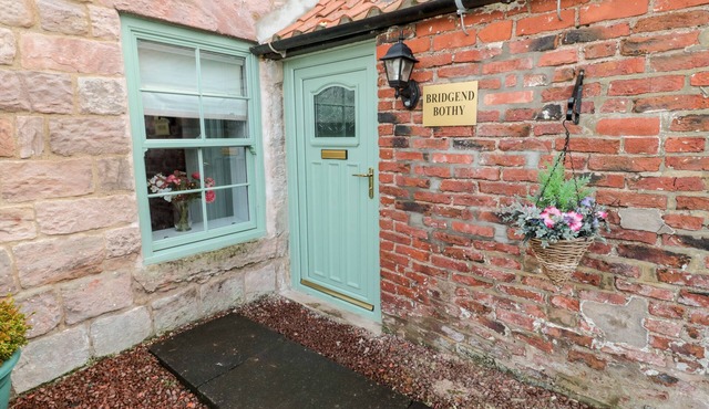 BRIDGE END BOTHY, pet friendly, character holiday cottage in Wooler