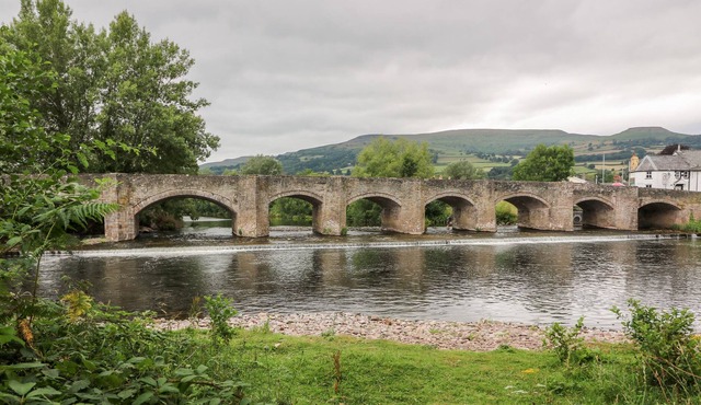 BRIDGE END COTTAGE, pet friendly, with open fire in Crickhowell