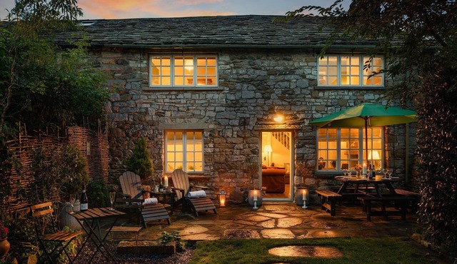 Bridge End Cottage - Riverside, Hot Tub, Sleeps 8