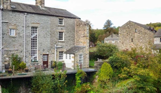 BRIDGE END COTTAGE, pet friendly, with open fire in Ingleton