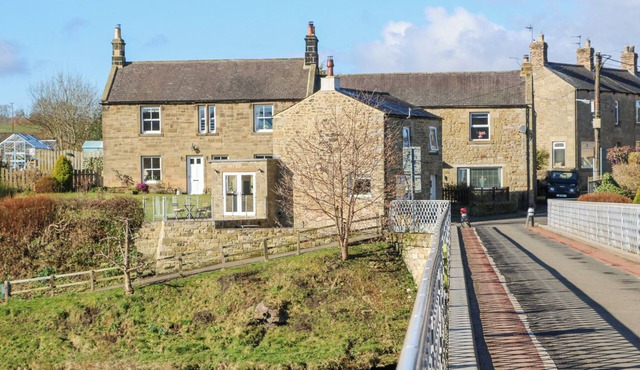 BRIDGE END COTTAGE, pet friendly, character holiday cottage in Wark