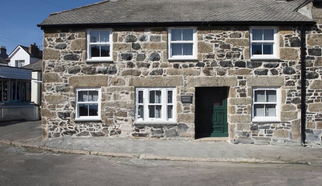 Bridge House - a house that sleeps 6 guests in 3 bedrooms