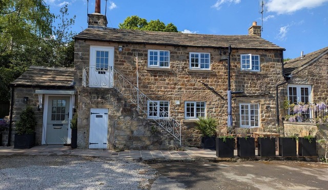 BRIDGE HOUSE COTTAGE, pet friendly, with open fire in Harrogate