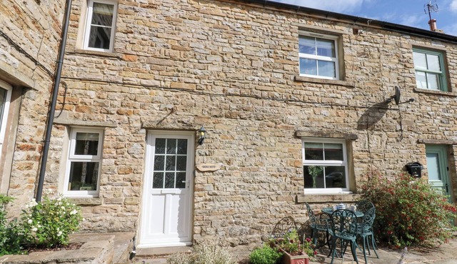 BRIDGE HOUSE, pet friendly, with a garden in Hawes