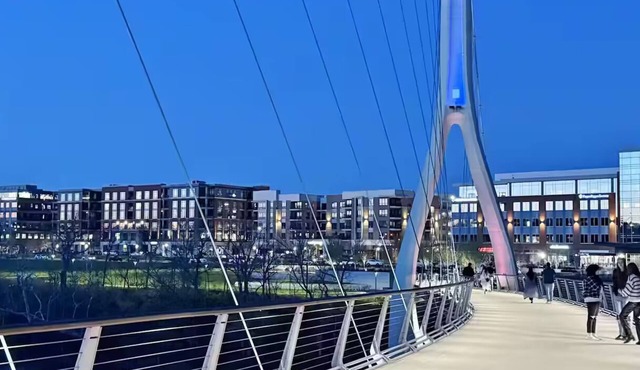 Bridge Park ~ Dublin 1BR/1BA Wonderfully Decorated