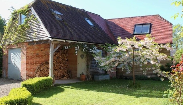 BRIDGE STUDIO, pet friendly, with open fire in Broad Chalke