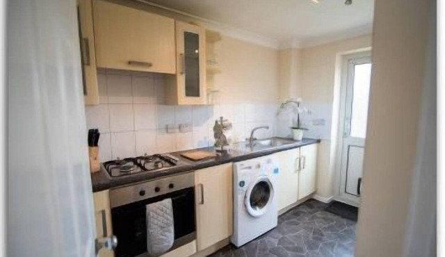 BridgeCity ★SPACIOUS★ 3 Bedroom House ★ Basingstoke Parking