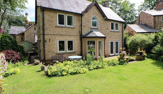 BRIDGEDOWN HOUSE, pet friendly, with a garden in Richmond