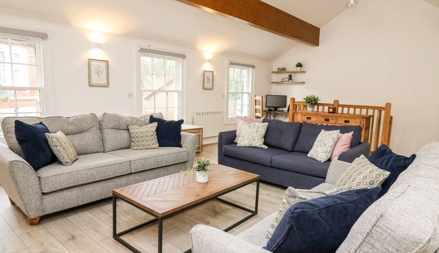 BRIDGEND COTTAGES, character holiday cottage in Llandrindod Wells