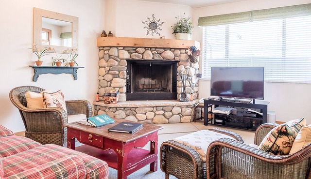 Bridgepoint Condo 11 - Cozy Summer Getaway w/Hot Tub in Complex