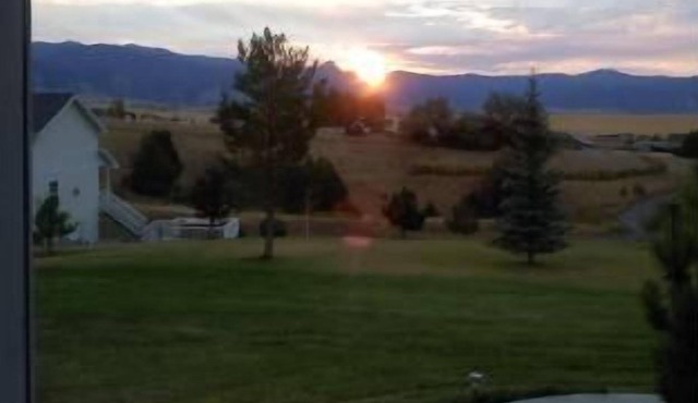 Bridger View Bungalow hot tub under the stars