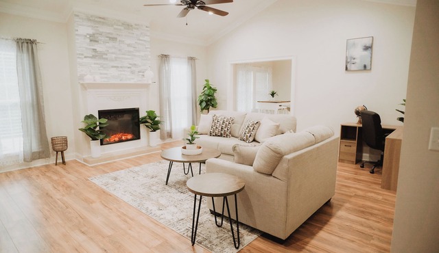 Bridgerton Palace 3bd 2ba Mid-Term Stay. Pet and Family Friendly!