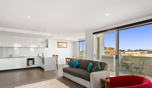 Bridgeview App with Queen Bed