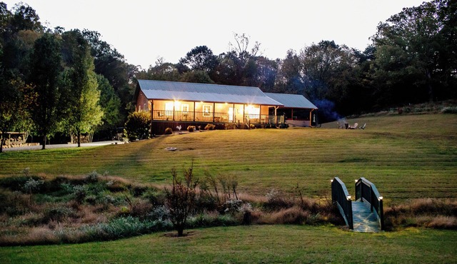 Bridgeview Bend - Charming 3-bedroom house with spacious yard and seasonal creek