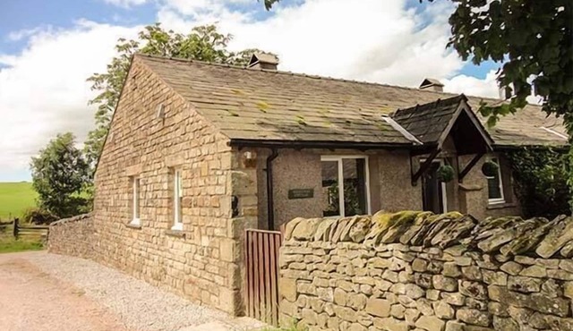 BRIDLEWAY COTTAGE, romantic, with open fire in Tatham