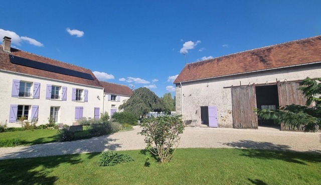 Brie house with swimming pool 15 min from Provins: group gîte for 15 people