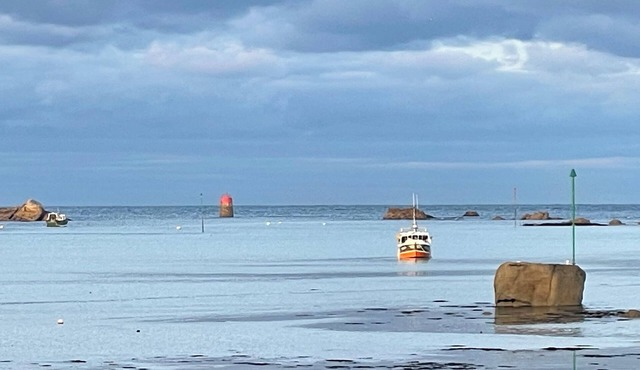 Bright, authentic farmhouse with jacuzzi - 200m from beach, GR34 and village