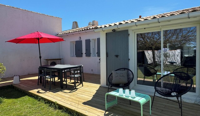 Bright house near the sea. Lovely decor, large enclosed garden. Car parking