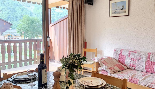 Bright apartment for 6, ski-in/ski-out, south terrace