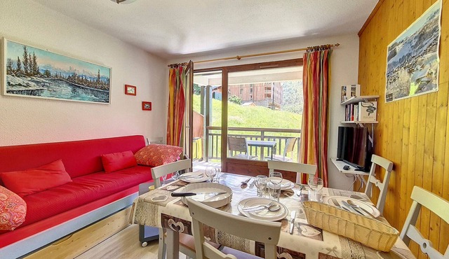 Bright apartment near slopes, balcony, 4 people