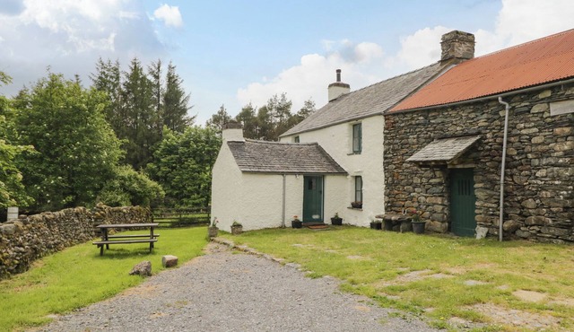 BRIGG HOUSE, pet friendly, with open fire in Broughton-In-Furness