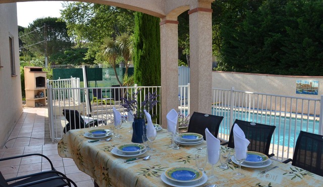 Bright villa, swimming pool, large private garden.